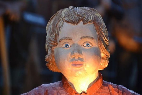 Quels sont les styles et les tendances du bois sculpté contemporain ?