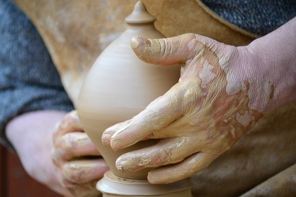 Comment apprendre la céramique artistique chez soi ou en atelier ?