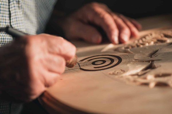 Comment entretenir et protéger ses œuvres en bois sculpté ?